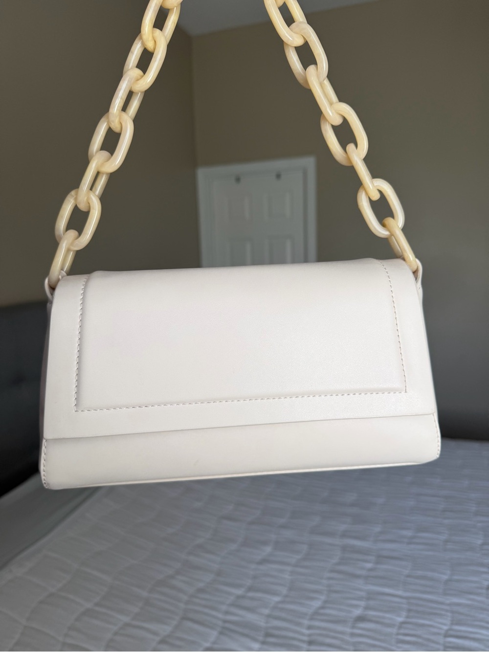 Chic Cream Shoulder Bag with Chunky Chain Handle